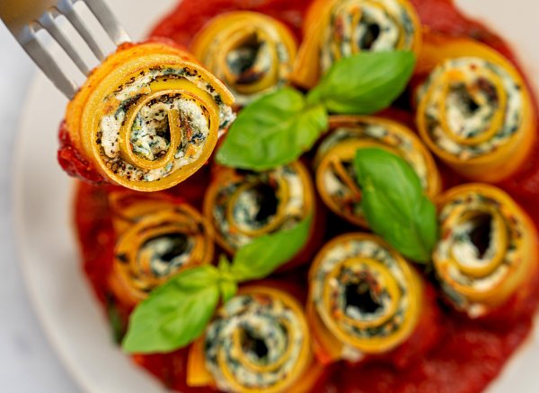 profusion organic spinach and ricotta stuffed lentil protein lasagne pasta roll ups